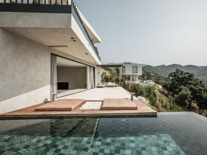 Las estancias se abren completamente al exterior en esta villa de Marbella.