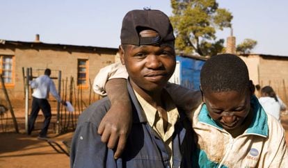 Dos adolescentes del asentamiento informal de Bapsfontein, a 80 kilómetros de Johanesburgo, Sudáfrica.