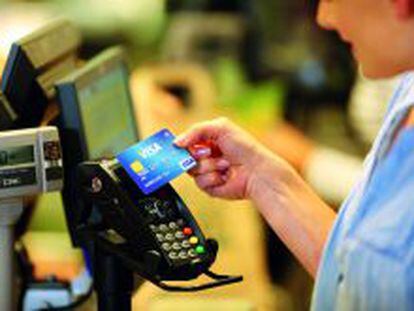 Una cliente paga con una tarjeta contactless de Visa.