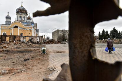 Una mujer caminaba el sábado cerca de la iglesia dañada de St. Godmothers Cover en Malin (Ucrania).