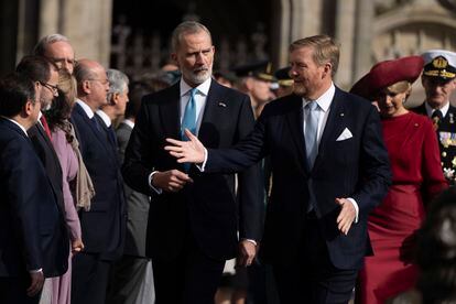 Felipe VI de España y Guillermo de Países Bajos conversan  después de pasar revista a la guardia de honor.