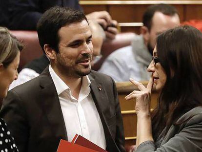 En foto, la nueva diputada de Unidos Podemos, Sol Sánchez, acompañada por el líder de IU, Alberto Garzón. En vídeo: declaraciones de Alberto Garzón.