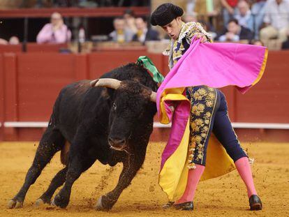 Antonio Nazar&eacute;, con su segundo toro de la tarde del jueves en la Maestranza.