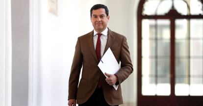 El presidente de la Junta de Andalucía, Juanma Moreno, a su llegada a la rueda de prensa en la que ha anunciado la composición de su Gobierno.