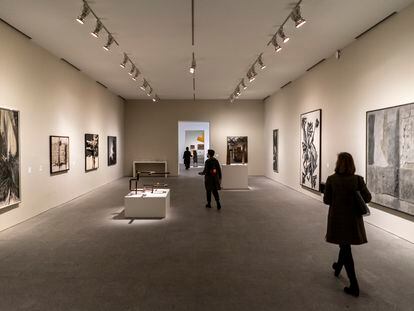 Una de las nuevas salas del Reina Sofía, en concreto la zona dedicada a la abstracción, con obras de Mark Rothko, Antoni Tàpies, Fernando Zóbel, Eusebio Sempere o Martín Chirino.