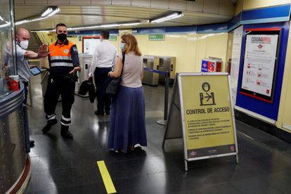 Controles de acceso en la estación de metro de Menendez Pelayo este lunes, primer día de la fase 1 de la desescalada en Madrid.