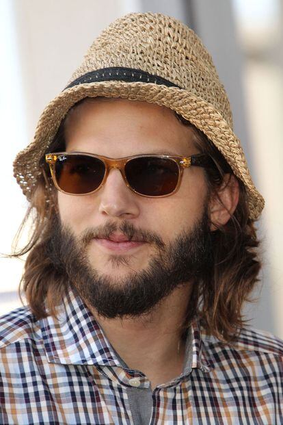 Ashton Kutcher ha madurado estilísticamente, o eso muestra su barba. 