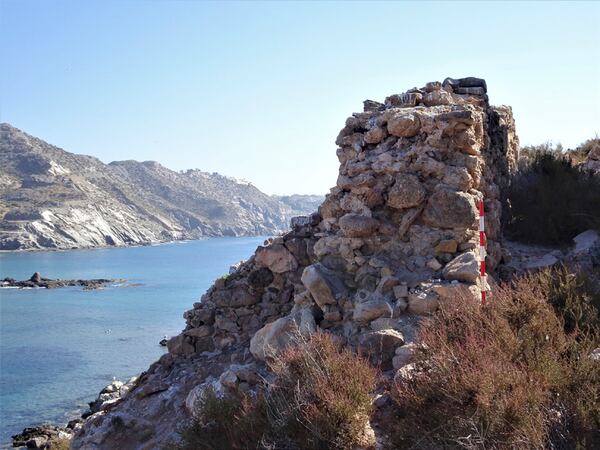 Restos del muro que rodea la isla del Fraile, en Murcia