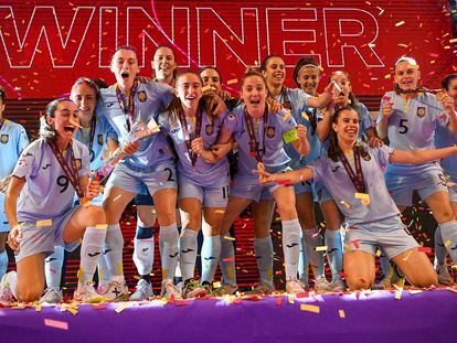 Las jugadoras de la selección española celebran la conquista de la Eurocopa el pasado mes de julio en Oporto.