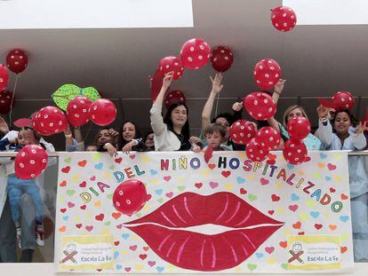La Consellera de Sanidad, Carmen Mont&oacute;n, asiste al lanzamiento de globos y besos por el Dia Internacional del Ni&ntilde;o Hospitalizado en el hospital La Fe de Valencia. 