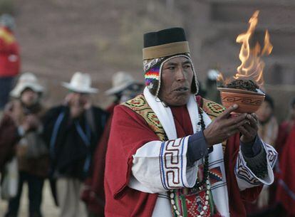 Según la tradición aimara, los primeros rayos del sol del 21 de junio fecundan la tierra, coincidiendo con el solsticio de invierno, el día más corto del año y la noche más larga, en este hemisferio del planeta