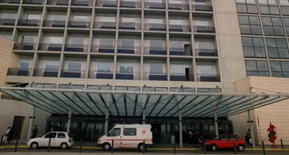 Fachada principal del hospital de Alzira que gestiona el grupo Ribera Salud.