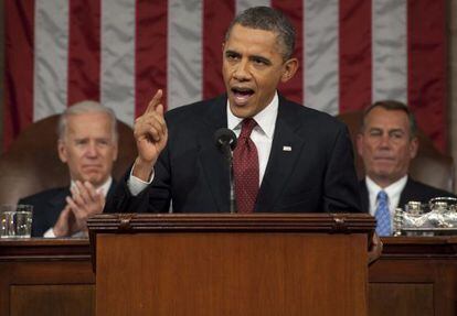 El mandatario estadounidense, Barack Obama (c), acompañado por el vicepresidente Joe Biden (i) y el presidente de la cámara John Boehner (d) habla durante la presentación del tercer discurso sobre el estado de la unión en una sesión del Congreso en la sede del Capitolio en Whasington (EEUU).