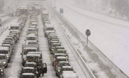 Caravana de vehículos atrapados en la M-40 durante el reciente temporal de nieve que colapsó Madrid.