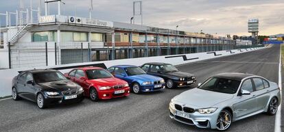 Las cinco generaciones del BMW M3 expuestas sobre la recta del circuito del Jarama.