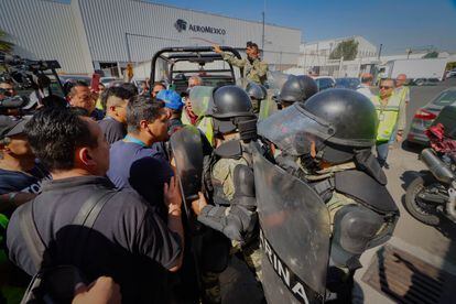 Personal de seguridad del Aeropuerto Internacional de la Ciudad de México bloquea el acceso a trabajadores de Aeromar, este miércoles. 
