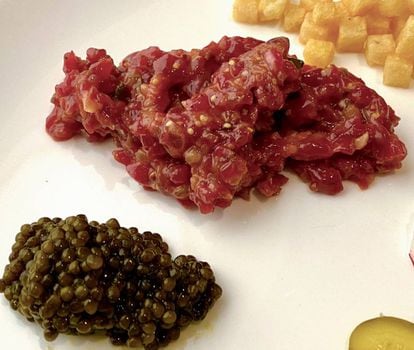 Tartar de buey con caviar y patatas fritas. J.C. CAPEL