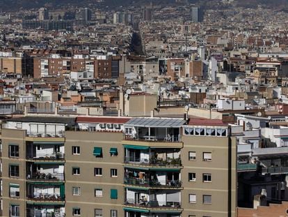 En la imagen, una vista de viviendas del barrio de Poble-sec y Sant Antoni de Barcelona.