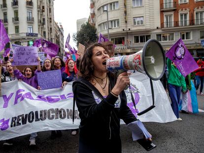 Manifestación de jóvenes feministas con final en la sede del Ministerio de Justicia, durante el 8-M de 2023 en Madrid.