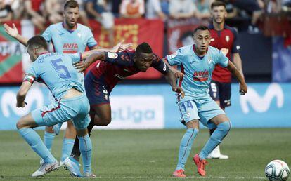 Estupiñán persigue un balón entre Escalante y Orellana.