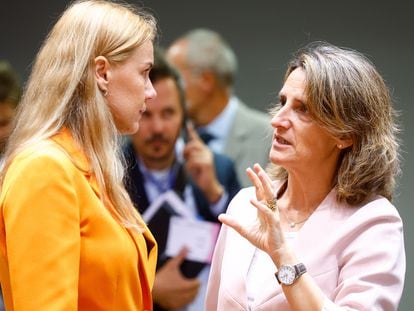 La comisaria europea de Energía, Kadri Simson, y la vicepresidenta tercera española, Teresa Ribera, el septiembre pasado en Bruselas.