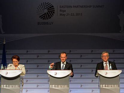 Juncker, Tusk y Straujuma, primera ministra de Letonia. 