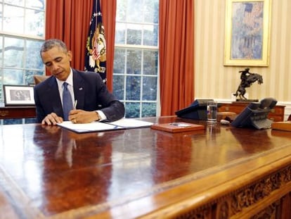 El presidente Obama firma la ley S. 517 (Unlocking Consumer Choice and Wireless Competition Act) en la Casa Blanca, el día 1 de agosto/REUTERS
