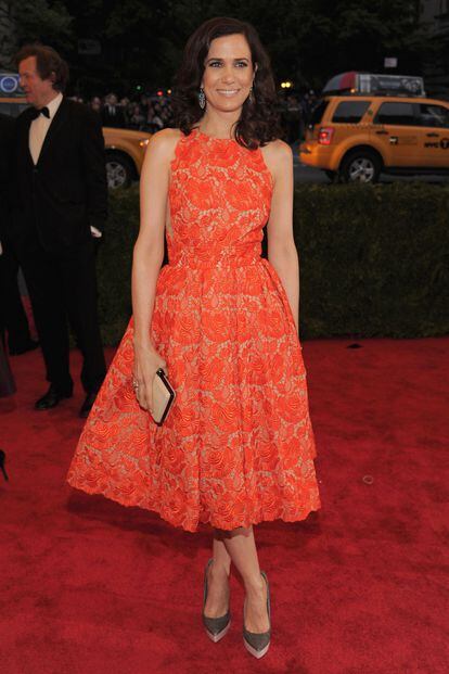 Kristen Wiig con un Stella McCartney en encaje naranja.