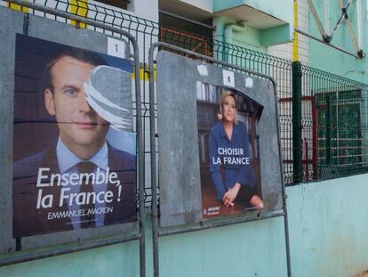 P&oacute;sters con el candidato presidencial franc&eacute;s Emmanuel Macron. 