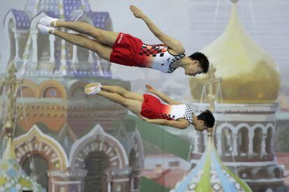 Yasuhiro Ueyama y Ryosuke Sakai, de Japón, durante las clasificaciones masculinas sincronizadas de trampolín del 33º Campeonato Mundial de Gimnasia de Trampolín, en San Petersburgo (Rusia).