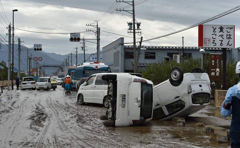 Vehículos arrastrados por el agua este lunes en Nagano.