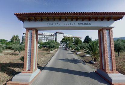 Entrada al Hospital Doctor Moliner de Serra, Valencia.