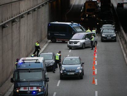 Control de trànsit a la Gran Via de Barcelona en l'inici del nou confinament comarcal, aquest divendres. 
 