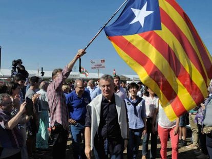 El lehendakari Urkullu, recibido con una 'estelada' en el Alderdi Eguna del PNV, este domingo en Vitoria. / En vídeo, declaraciones de los líderes del PNV (ATLAS).