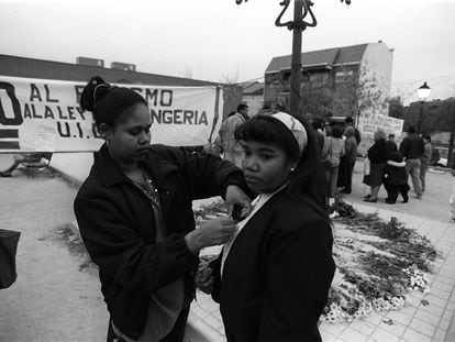 Dos mujeres en un acto de protesta por el asesinato de Lucrecia Pérez convocado en el barrio de Aravaca, Madrid, en noviembre de 1992.