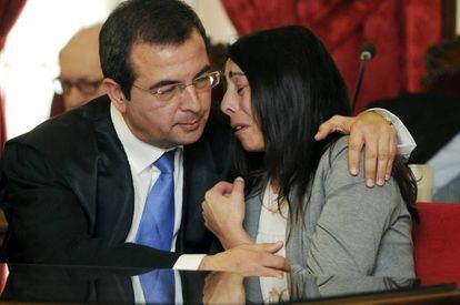 Raquel Gago llora sobre el hombro de su abogado, Ferm&iacute;n Guerrero, tras conocer el veredicto.