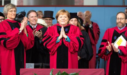 La canciller alemana, Angela Merkel (en el centro), pronuncia un discurso tras recibir el doctorado honoris causa en Derecho durante la ceremonia de graduación del curso 386º de la Universidad de Harvard, en Cambridge (Estados Unidos).