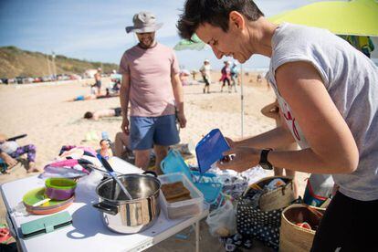 Una familia disfruta de las vacaciones de Semana Santa en la playa de Conil.