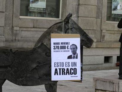Un hombre protesta ante la sede de Liberbank en Oviedo el pasado mayo.