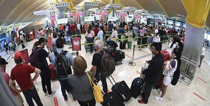 Decenas de personas hacen cola en el Aeropuerto de Barajas de Madrid el pasado 3 de marzo.