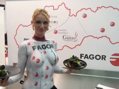 Una azafata con el logo de Fagor en el pecho, en la feria de Bratislava.