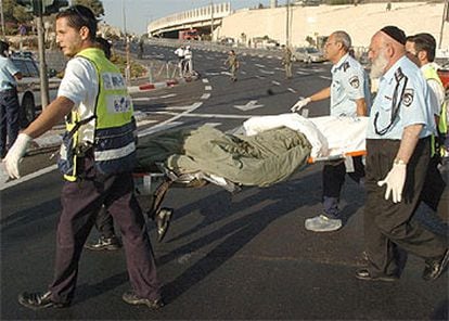 Equipos de socorro israelíes trasladan el cuerpo de una víctima del atentado suicida en Jerusalén.