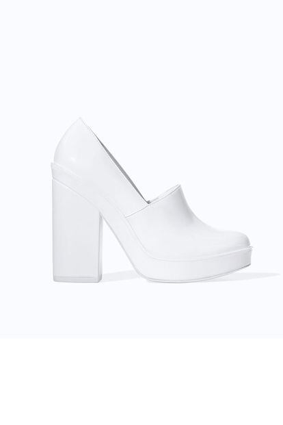 Zapatos con plataforma en color blanco de Zara (55,95 euros).