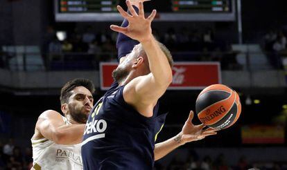 Campazzo lanza un pase ante Stimac