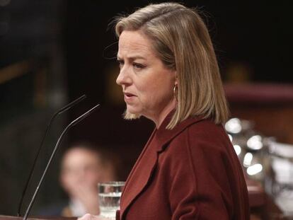 La diputada de Coalición Canarias, Ana Oramas, durante su intervención en la segunda sesión de votación para la investidura del candidato socialista a la Presidencia del Gobierno en la XIV Legislatura, en Madrid.