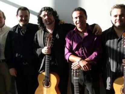 Medina (con bastón) y Ramírez (a su izquierda), ayer, con los cantantes y sus guitarristas.