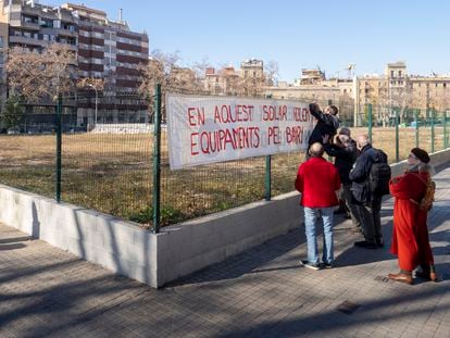 Los vecinos de los barrios de Ciutat Vella, durante la protesta para exigir que se de uso ciudadano al solar de los antiguos juzgados del paseo de Lluís Companys, este domingo.