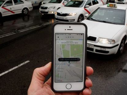 Un usuario utiliza Uber en Madrid.