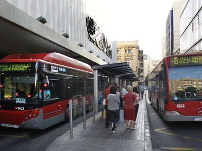 Dos autobuses, este viernes, en una parada en el centro de Valencia. 
