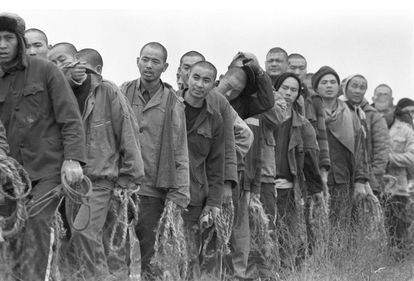 Chinese prisoners returning to their cells in Jiangbei prison after working during the day picking cotton in 1998 in Hubei province.